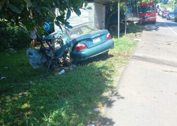 Aparatoso accidente entre vehículo particular y un camión sobre carretera Litoral deja a tres personas fallecidas
