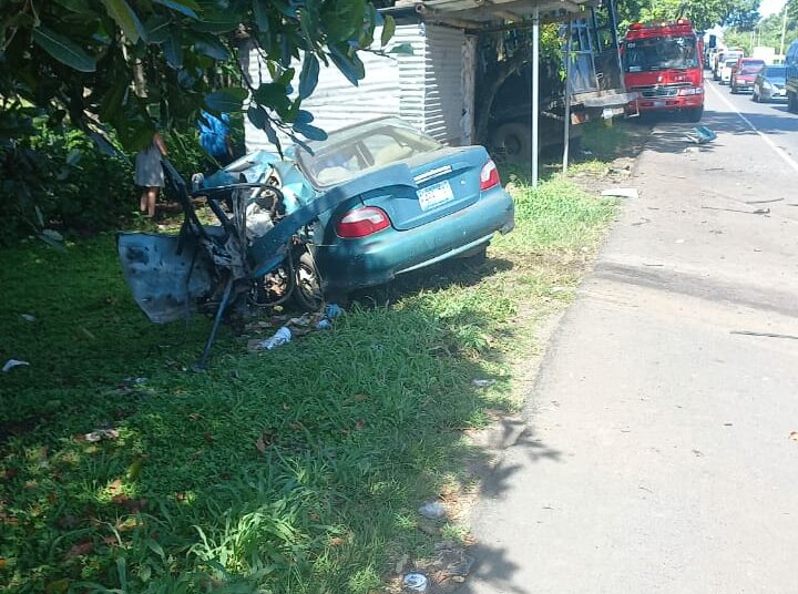 Aparatoso accidente entre vehículo particular y un camión sobre carretera Litoral deja a tres personas fallecidas