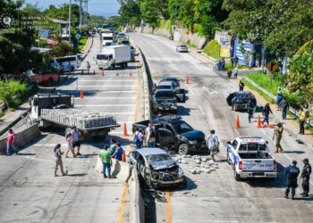 Al menos 8 vehículos involucrados en accidente de tránsito en carretera que conduce al Puerto de La Libertad