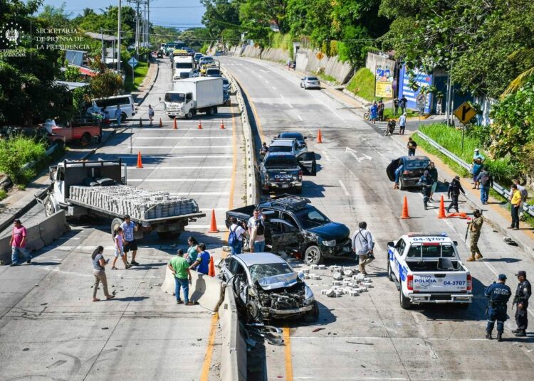 Al menos 8 vehículos involucrados en accidente de tránsito en carretera que conduce al Puerto de La Libertad