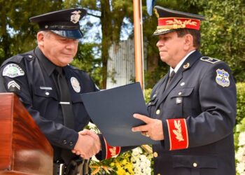 Director de la PNC, Arriaza Chicas, recibe reconocimiento de la Policía de Los Ángeles por la labor que realiza la institución en favor de los salvadoreños