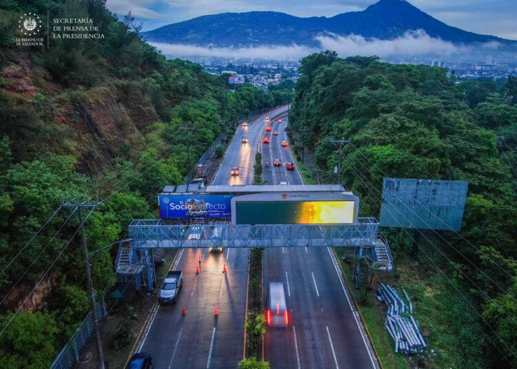 FOVIAL anuncia paso restringido a un carril en tramo de autopista Comalapa