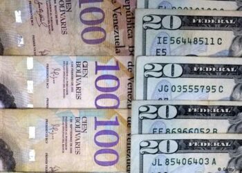 Venezuela: el bolívar se devalúa 21 % frente al dólar en una semana