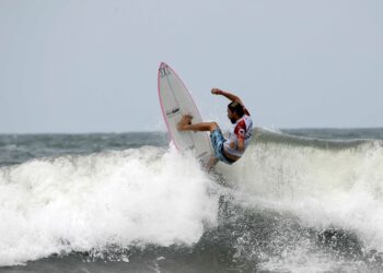 Bryan Pérez avanzó en el Panamericano de surf