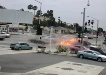 Estados Unidos: Conductora se pasa un alto y ocasiona choque; hay seis muertos