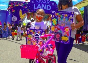 800 niños de comunidades capitalinas visitaron Sivar Land y disfrutaron de ruedas gratis y juguetes
