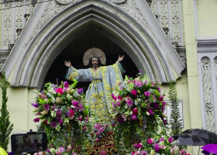 Feligreses se preparan para tradicional bajada en honor al Divino Salvador del Mundo pese a inclemencias climáticas