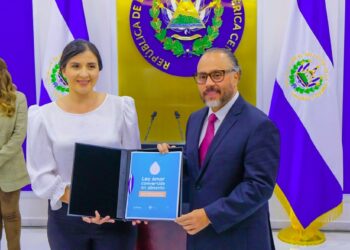 Despacho de la Primera Dama, Gabriela de Bukele presentó proyecto de lactancia materna ante la Asamblea Legislativa