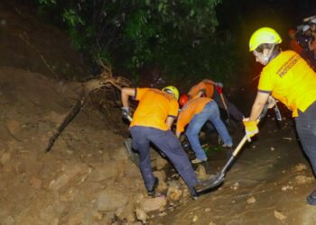 Prevén riesgo de deslizamientos de tierra en diferentes zonas del país debido al paso de onda tropical