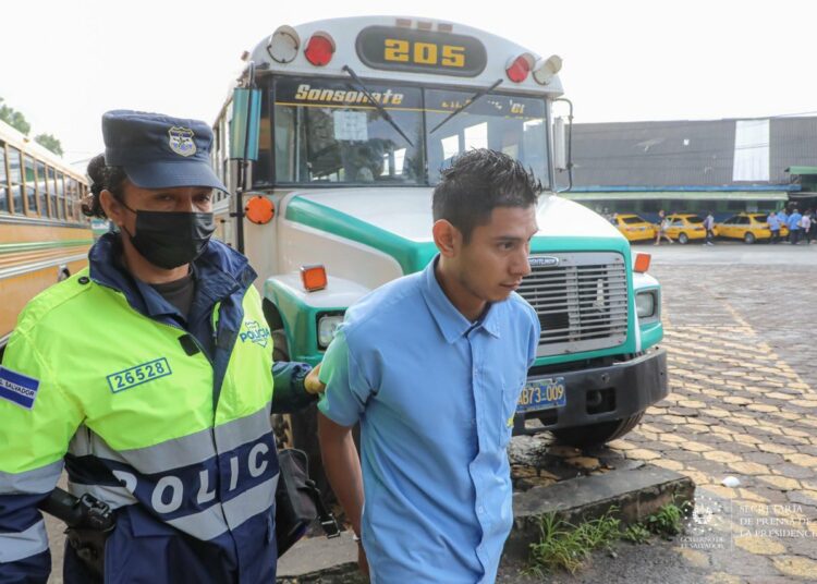 Detienen a motorista tras resultado positivo en cocaína