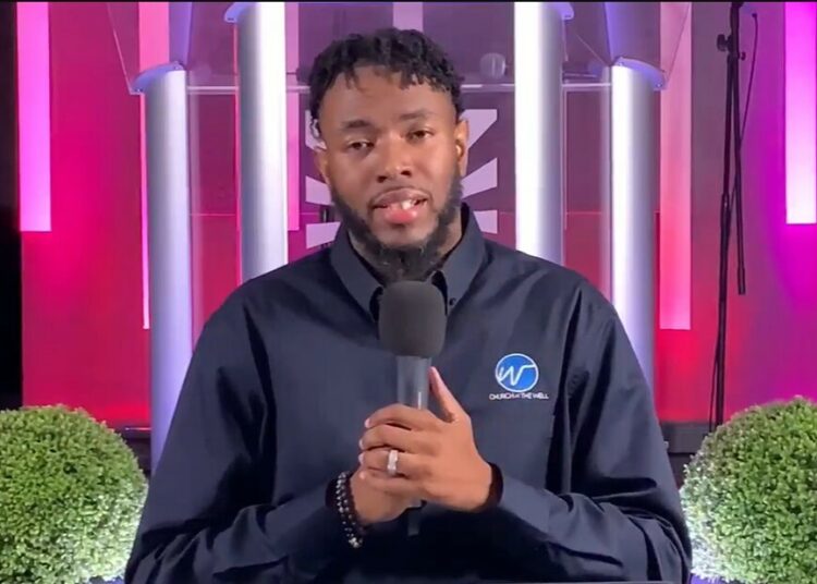 Pastor regaña a feligreses por pobres al no darle regalos de lujo, luego se arrepiente