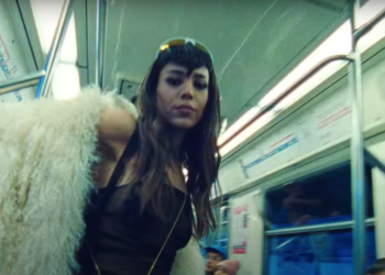 Danna Paola se subió al Metro de la CDMX para el video de su nuevo sencillo “XT4S1S”