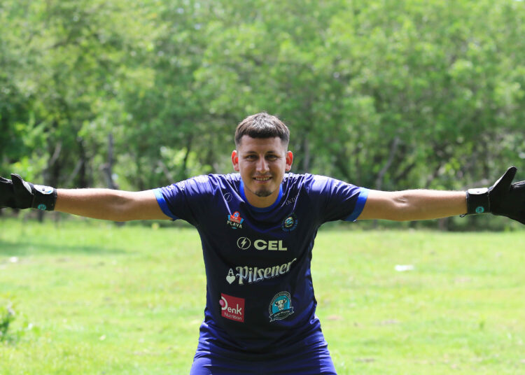 Elmer Hernández, vendedor de pan, agricultor y jugador de fútbol playa