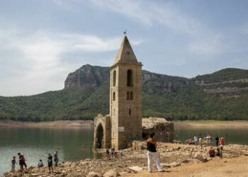 Una iglesia románica emerge de un embalse en España debido a la sequía