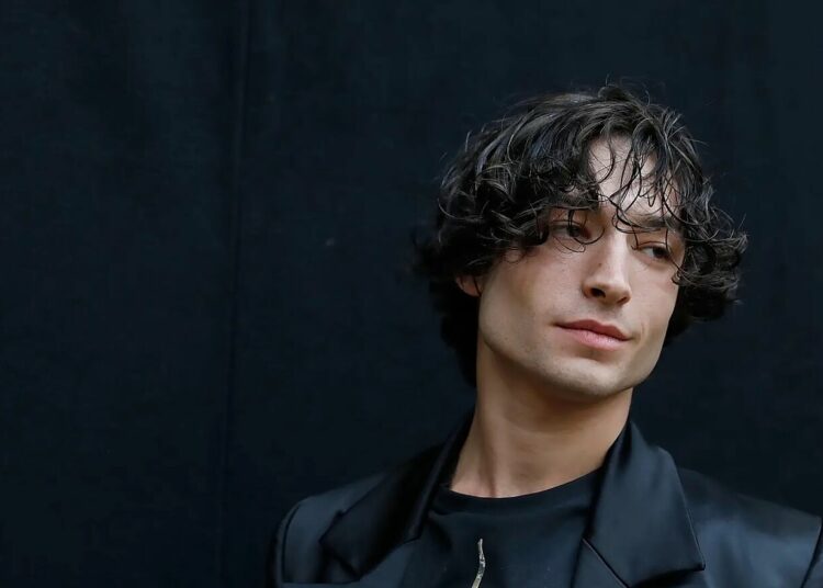 Ezra Miller es acusado de robo tras sustraer alcohol de una residencia
