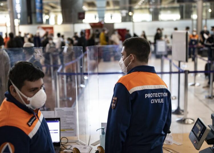 La Policía francesa abatió a un hombre armado con un cuchillo en el aeropuerto de París