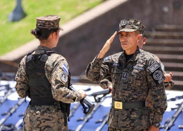 Fuerza Armada fortalece con 800 fusiles de asalto a personal empeñado en guerra contra pandillas