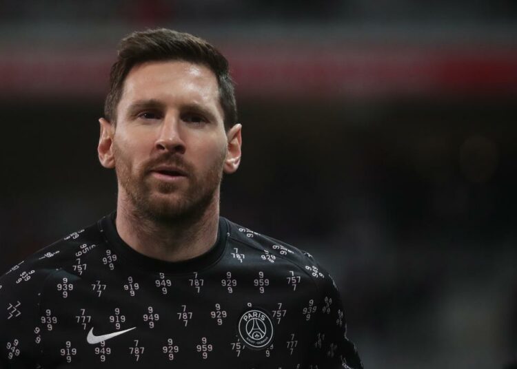 El gesto de Lionel Messi con un niño que saltó al campo y fue atrapado por la seguridad en pleno festejo de la Supercopa de Francia