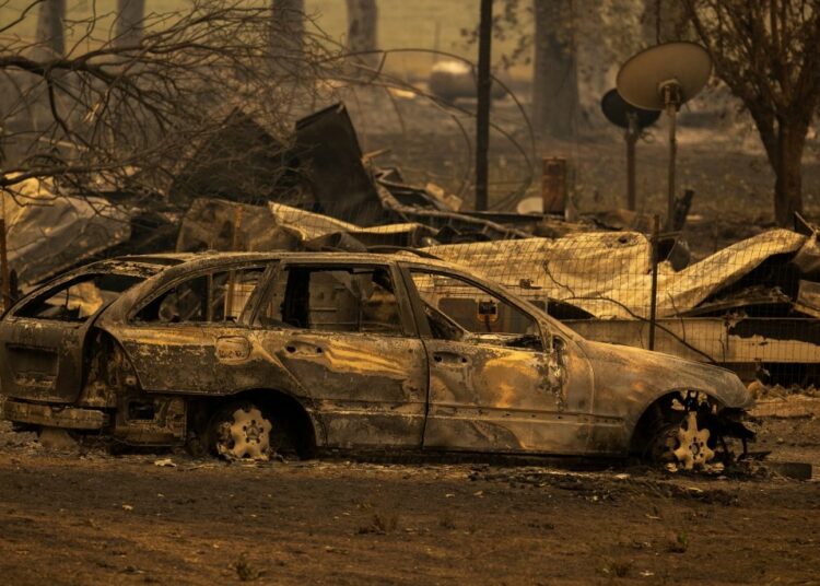 Aumentan las muertes por el incendio forestal más grande de California este año