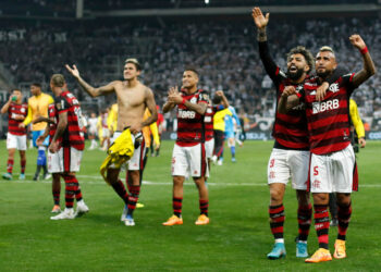 Flamengo venció 2-0 a Corinthians en San Pablo y quedó a un paso de las semifinales de la Copa Libertadores