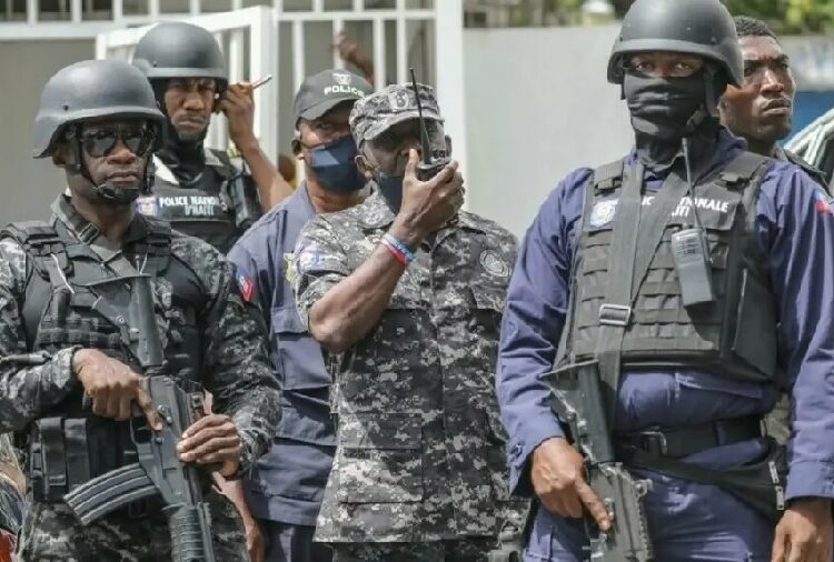 Policía haitiana libera a seis secuestrados, entre ellos un francés