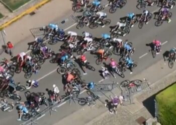 El escalofriante y múltiple accidente a 500 metros de la meta de una carrera de ciclismo