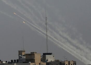 Milicias palestinas lanzan cohetes a Israel en respuesta a bombardeos