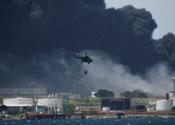 Continúan los trabajos para sofocar las llamas en el complejo petrolero de Matanza en Cuba