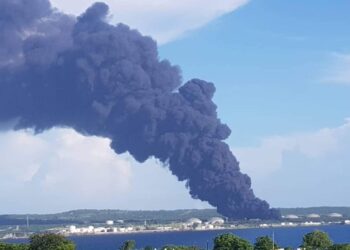 Arden dos depósitos petroleros en Matanzas, Cuba: expertos alertaron que una nube tóxica se desplaza y podría llegar a La Habana