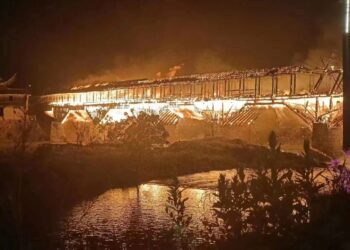 (VIDEOS) Se incendia y colapsa un puente de madera de unos 900 años en China