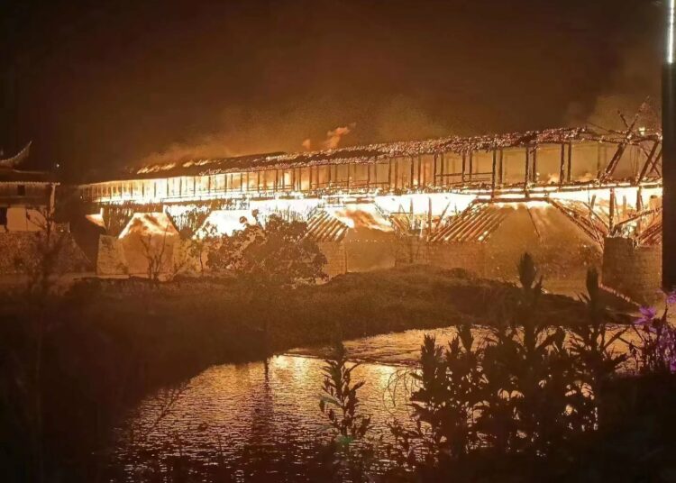 (VIDEOS) Se incendia y colapsa un puente de madera de unos 900 años en China