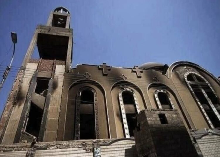 (IMAGENES FUERTES) Al menos 41 muertos en un incendio en una iglesia en Egipto