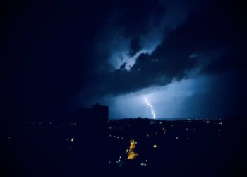 Fuertes lluvias azotan París provocando inundaciones en calles y estaciones de metro