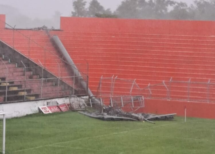 Fuerte tormenta con vientos hurcanados derriban una de las torres de alumbrado eléctrico del Estadio Juan Francisco Barraza