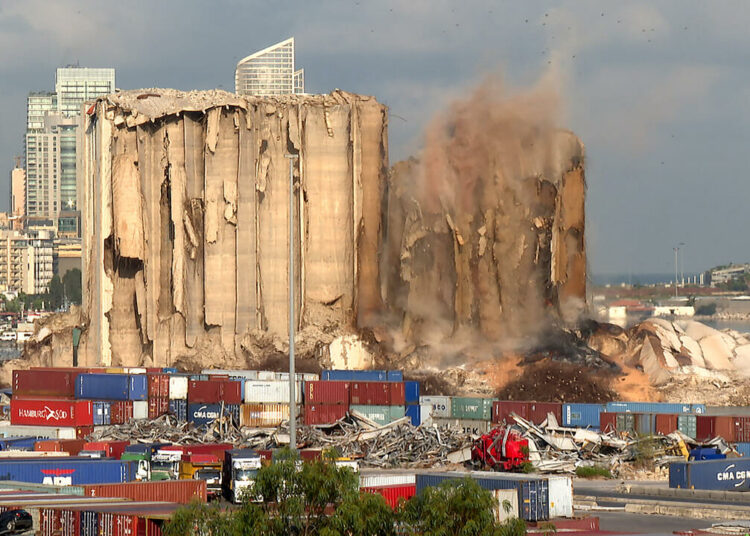 Colapsa sección norte de los silos del puerto de Beirut