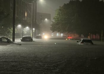 (VIDEO) Fuertes lluvias inundan calles en zona de Dallas-Fort Worth