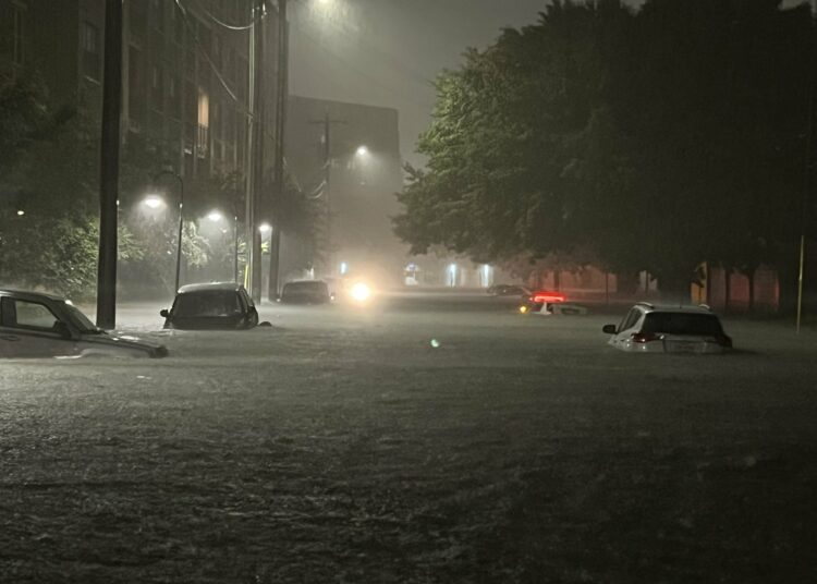 (VIDEO) Fuertes lluvias inundan calles en zona de Dallas-Fort Worth