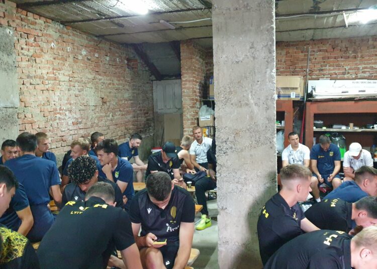 Ucrania: un partido de fútbol duró cuatro horas y media por las alarmas antiaéreas