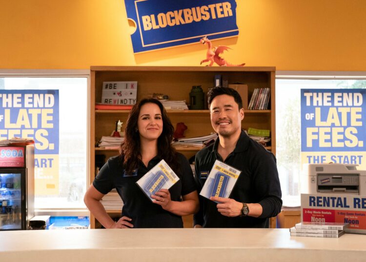 Primeras imágenes de “Blockbuster”, una serie sobre la última tienda viva de la franquicia