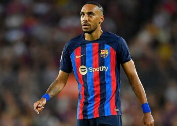 Cuatro ladrones armados robaron y golpearon a Aubameyang y su esposa en un violento asalto en su casa