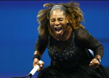 Serena Williams debutó en el US Open con triunfo ante Danka Kovinic y retrasó su retiro del tenis