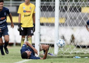 San Salvador golea y se adueña del liderato