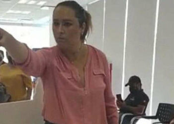 (VIDEO) «¡Soy de la DEA!»: una cliente enojada agrede a empleadas de un banco en México