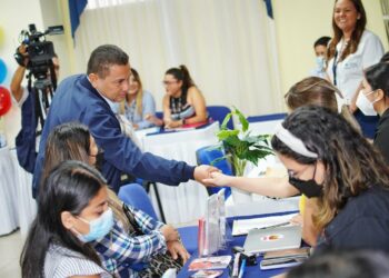 Ministerio de Trabajo inicia firma de contratos laborales para madres solteras