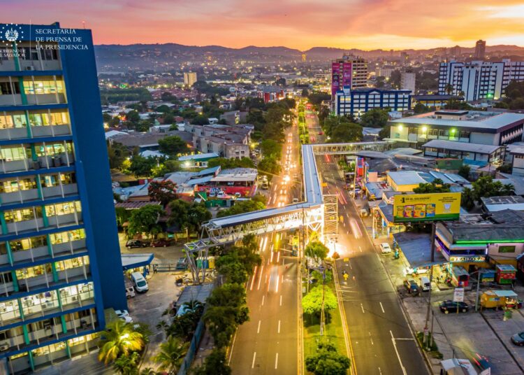 Pasarela que conectará los dos edificios del Hospital Bloom muestra un 94 % de avance
