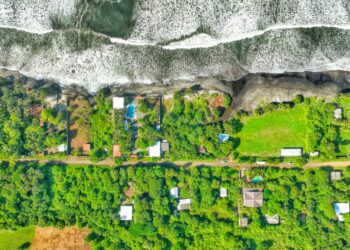 Dirección de Obras Municipales inició reparación de la calle principal en playa Blanca de Conchagua, La Unión