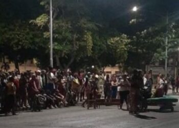 Decenas de cubanos salieron a protestar contra el gobietno por los apagones en Santiago de Cuba