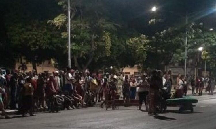 Decenas de cubanos salieron a protestar contra el gobietno por los apagones en Santiago de Cuba