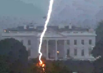 (VIDEO) Un rayo mata a dos personas junto a la Casa Blanca y deja a otras dos en estado crítico