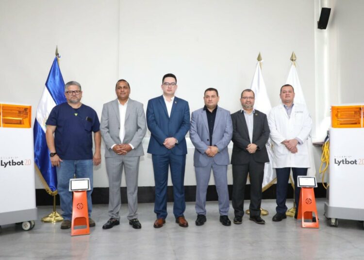 Entregan robots de desinfección a hospitales Bloom y Rosales donados por empresario canadiense